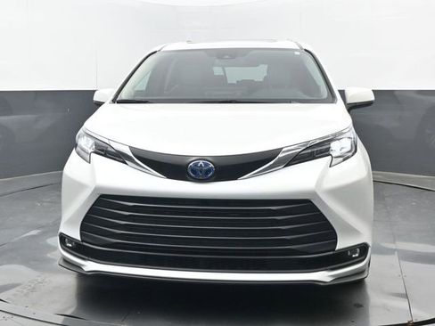 Used 2025 Toyota Sienna XLE w/ XLE Plus Package image 21