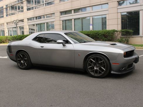 Used 2018 Dodge Challenger R/T Scat Pack RWD image 2