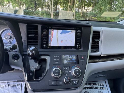 Used 2018 Toyota Sienna XLE w/ XLE Navigation Package AWD/4WD image 20