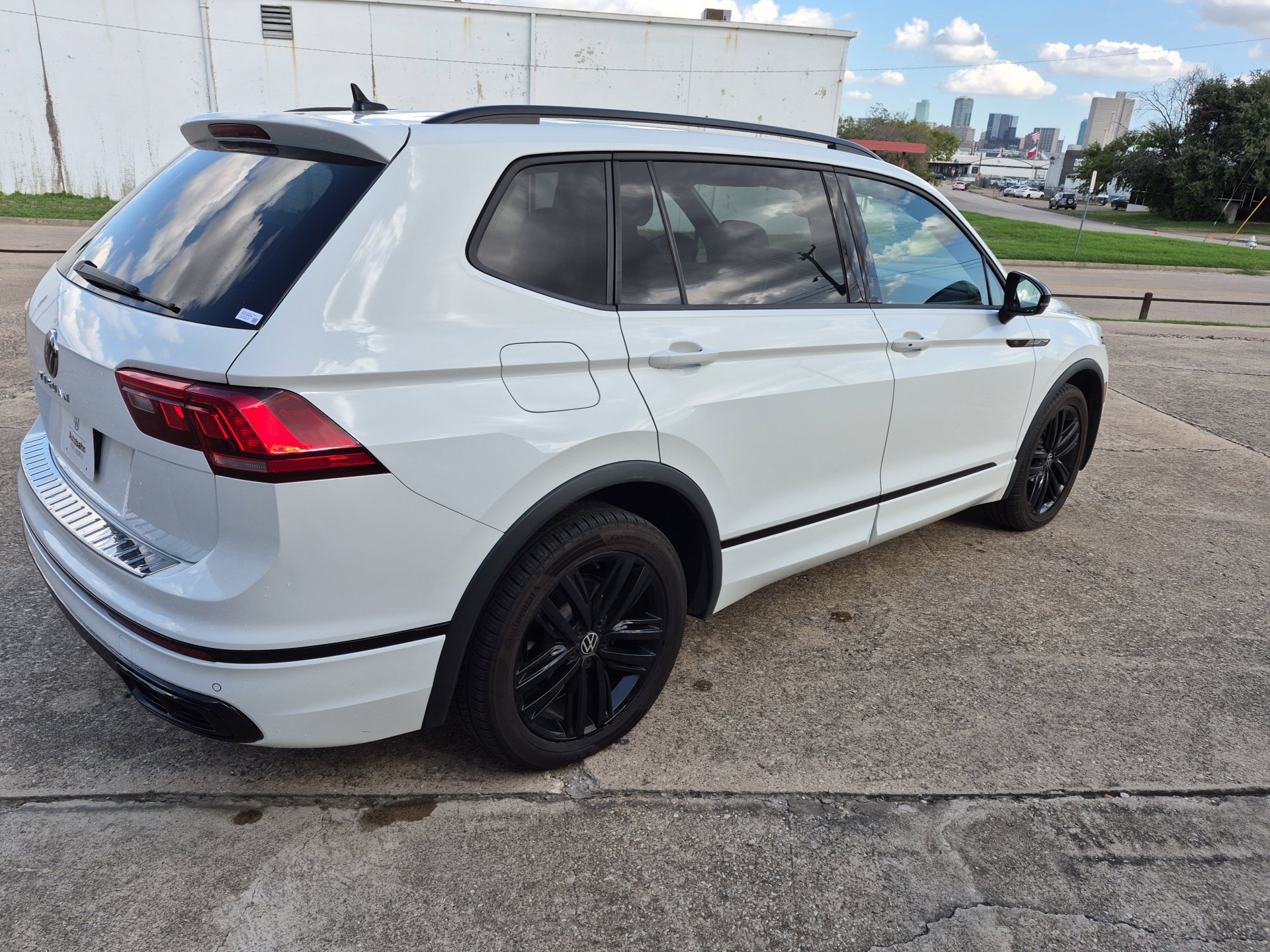 Used 2022 Volkswagen Tiguan SE R-Line FWD image 5