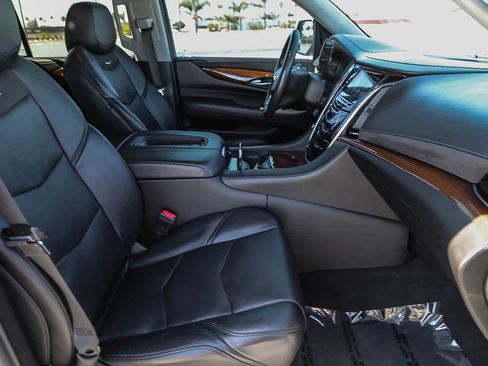 Used 2020 Cadillac Escalade Luxury image 16