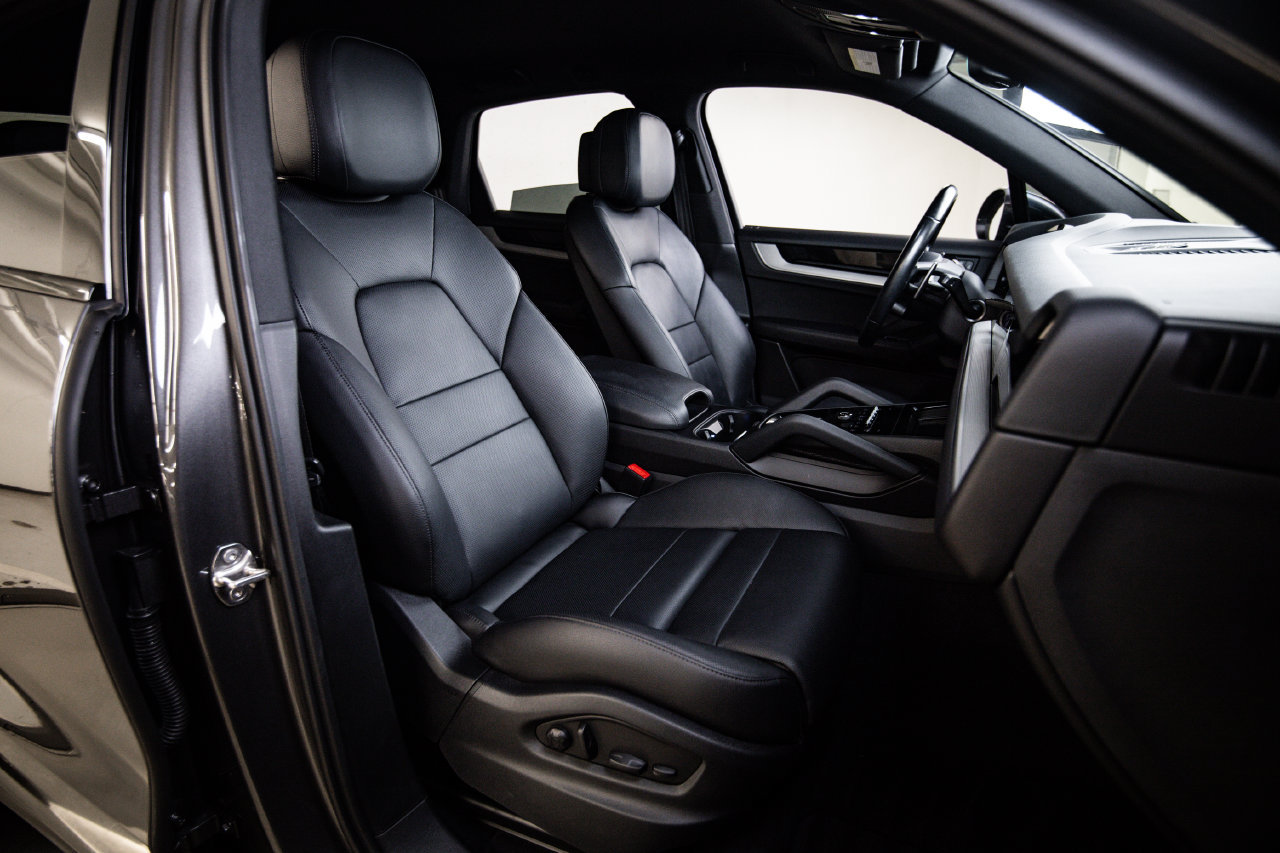 Certified 2024 Porsche Cayenne AWD/4WD image 29