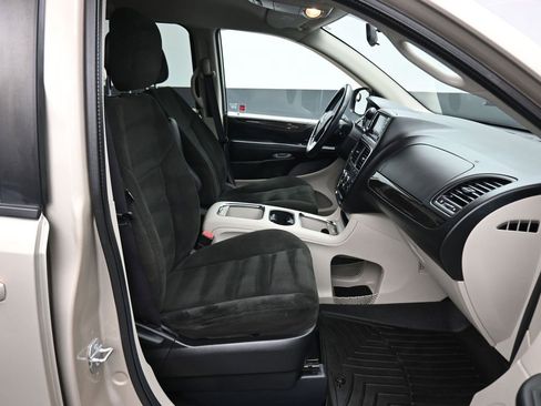 Used 2016 Dodge Grand Caravan SXT w/ Rear Park Assist Package image 48