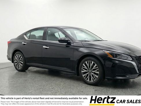 Used 2025 Nissan Altima 2.5 SV image 1
