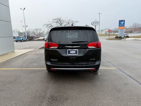 Used 2017 Chrysler Pacifica Limited image 42