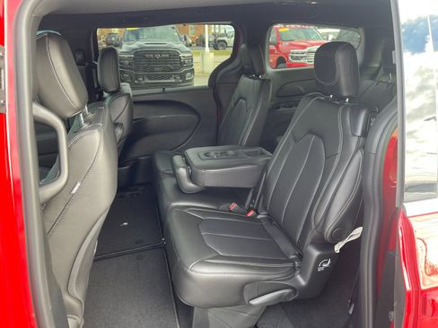 New 2026 Chrysler Pacifica Select image 13
