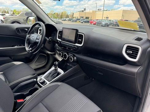Used 2022 Hyundai Venue Limited FWD image 25