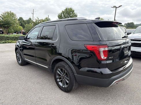 Used 2017 Ford Explorer XLT FWD image 3