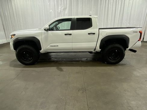 Certified 2025 Toyota Tacoma TRD Off-Road image 6