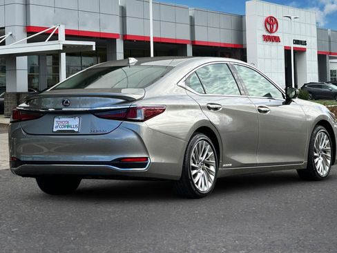 Used 2020 Lexus ES 300h w/ Luxury Package image 4
