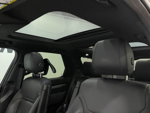 Used 2020 Land Rover Discovery Landmark image 12
