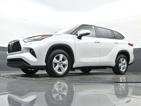 Used 2023 Toyota Highlander LE image 29
