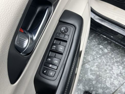 Used 2023 Chrysler Pacifica Touring-L FWD image 8