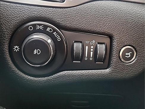Used 2019 Jeep Cherokee Latitude Plus w/ Comfort/Convenience Group AWD/4WD image 22