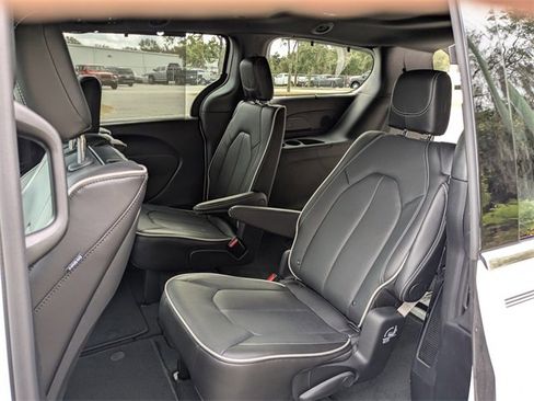 New 2026 Chrysler Pacifica Limited image 14