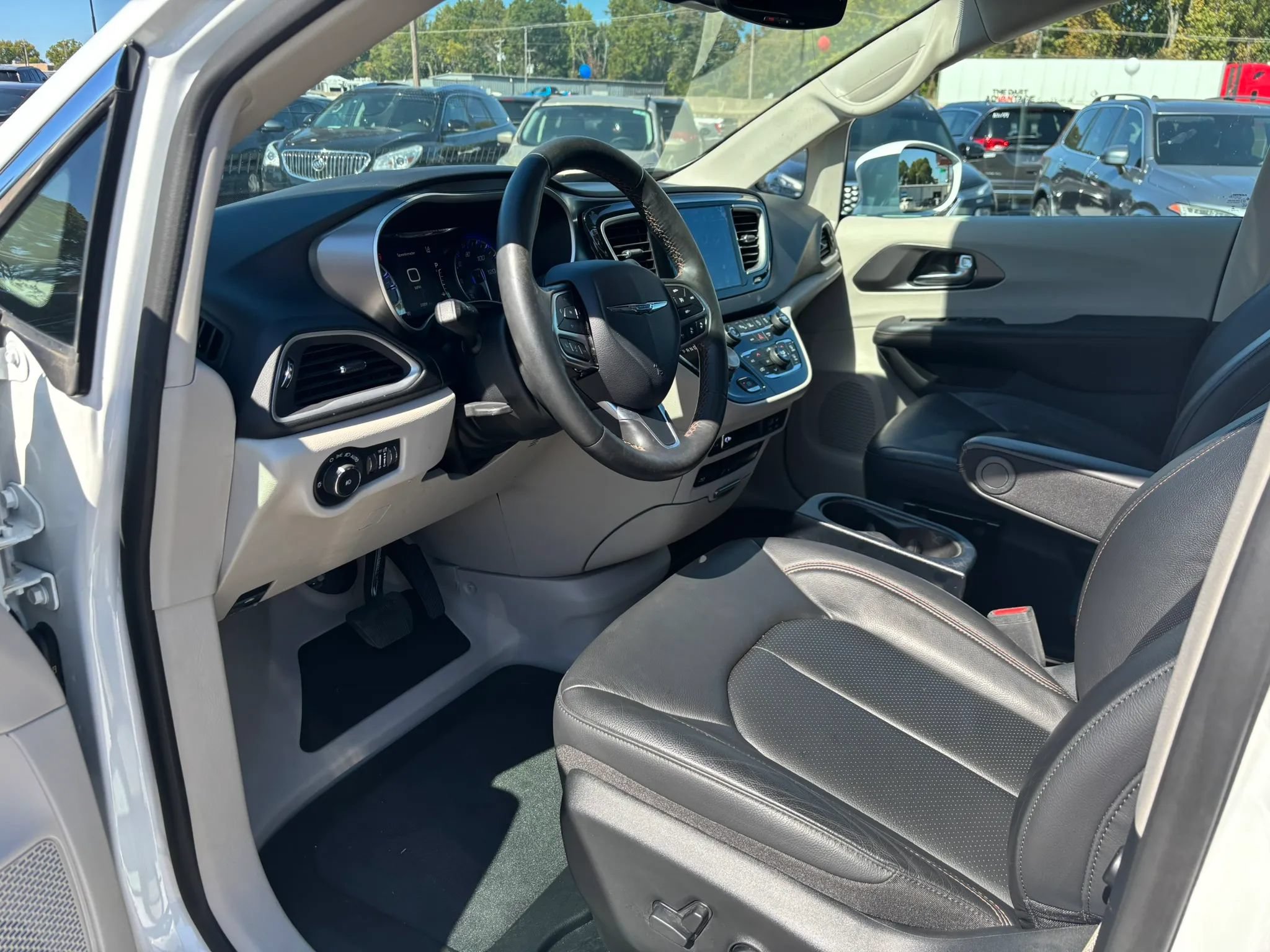 Used 2020 Chrysler Pacifica Touring-L Plus w/ Tire & Wheel Group FWD image 12