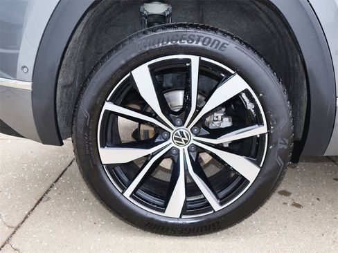 Used 2025 Volkswagen Atlas Cross Sport SEL Premium R-Line image 9