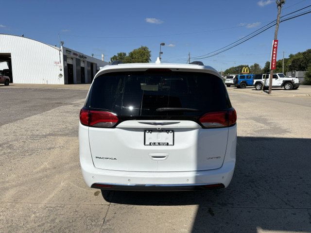 Used 2020 Chrysler Pacifica Limited w/ Tire & Wheel Group FWD image 5