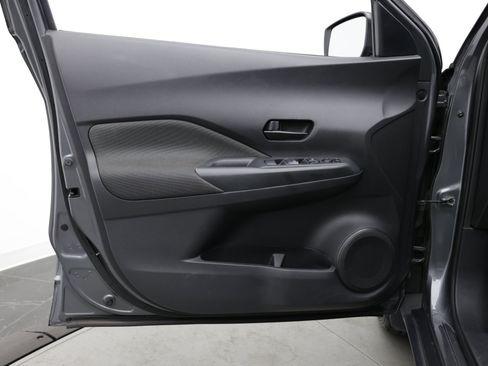 Used 2019 Nissan Kicks S FWD image 11