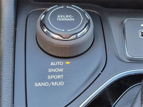 Certified 2023 Jeep Cherokee Altitude Lux image 7