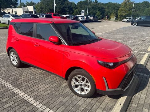 Used 2024 Kia Soul LX w/ Option Group 015 FWD image 3