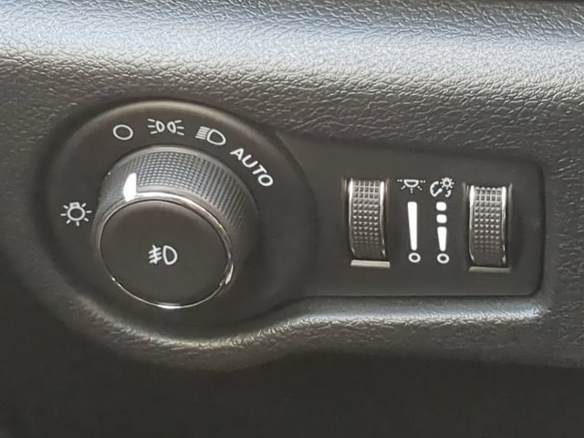 Certified 2026 Chrysler Pacifica Select FWD image 28