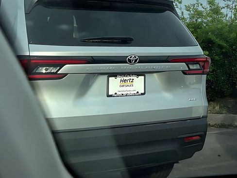 Used 2023 Chrysler Pacifica Touring-L image 14