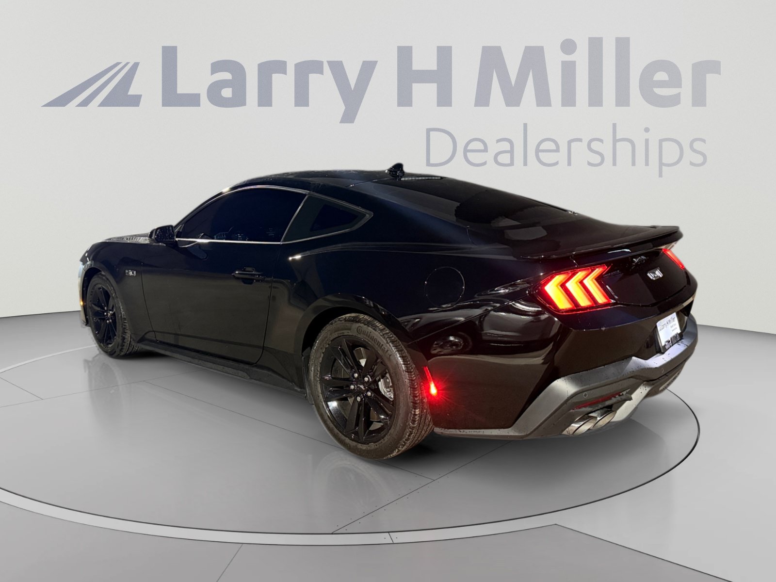 Used 2025 Ford Mustang GT RWD image 3