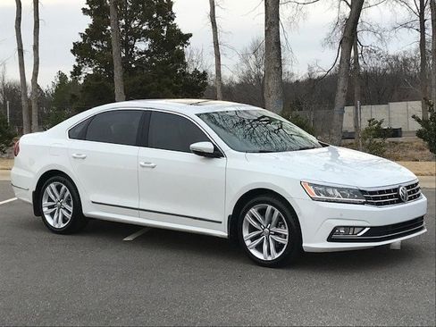 Used 2017 Volkswagen Passat 1.8T SEL Premium image 2