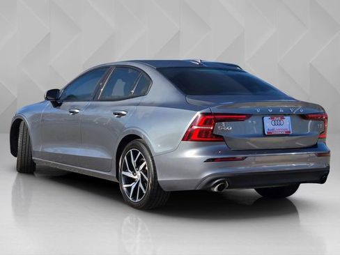 Used 2020 Volvo S60 T5 Momentum image 4