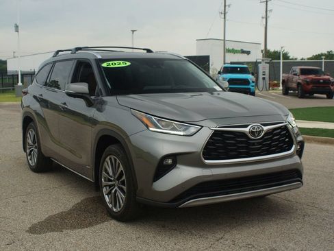 Used 2025 Toyota Highlander Limited AWD/4WD image 2