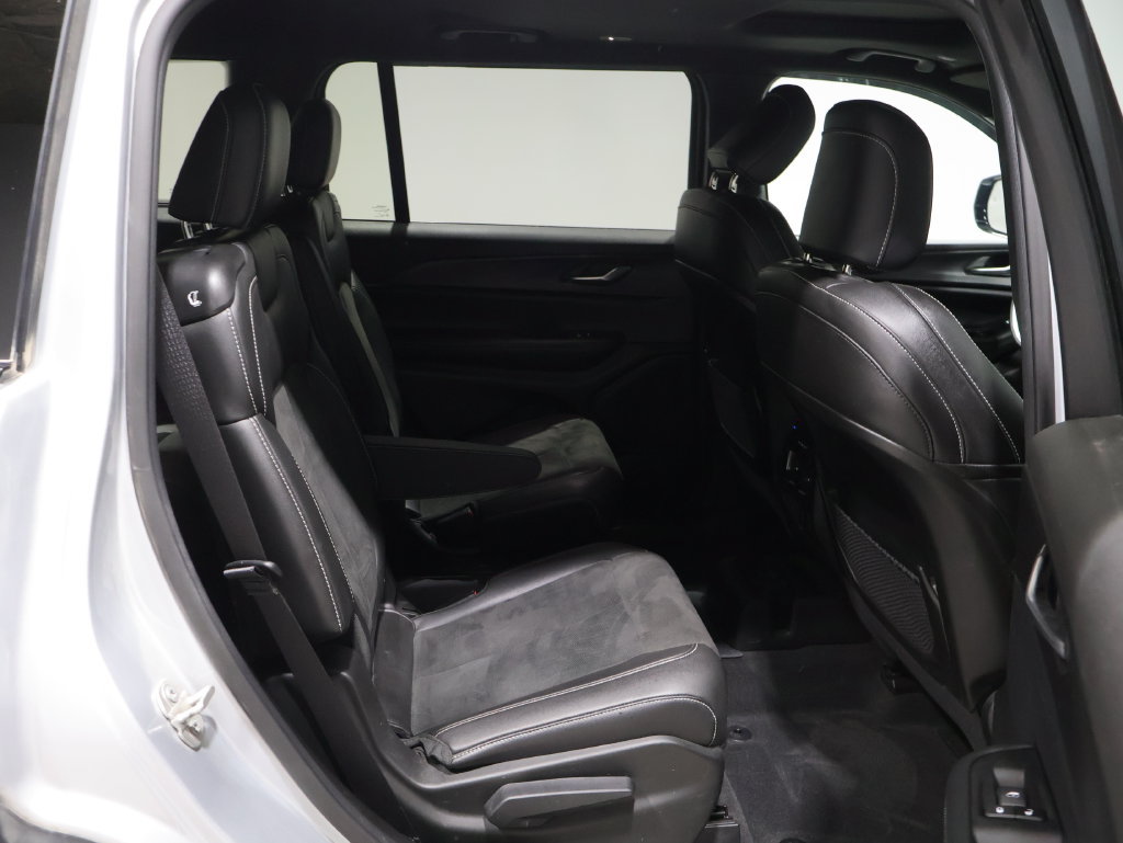 Used 2024 Jeep Grand Cherokee L Altitude AWD/4WD image 19
