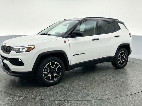 Used 2025 Jeep Compass Trailhawk AWD/4WD image 3