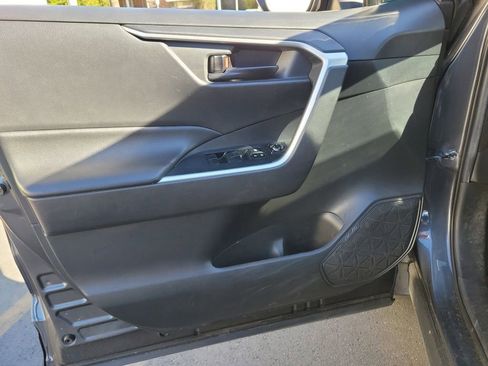 Used 2020 Toyota RAV4 LE image 18