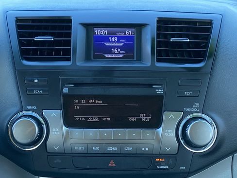 Used 2012 Toyota Highlander FWD w/ Tech Pkg image 14