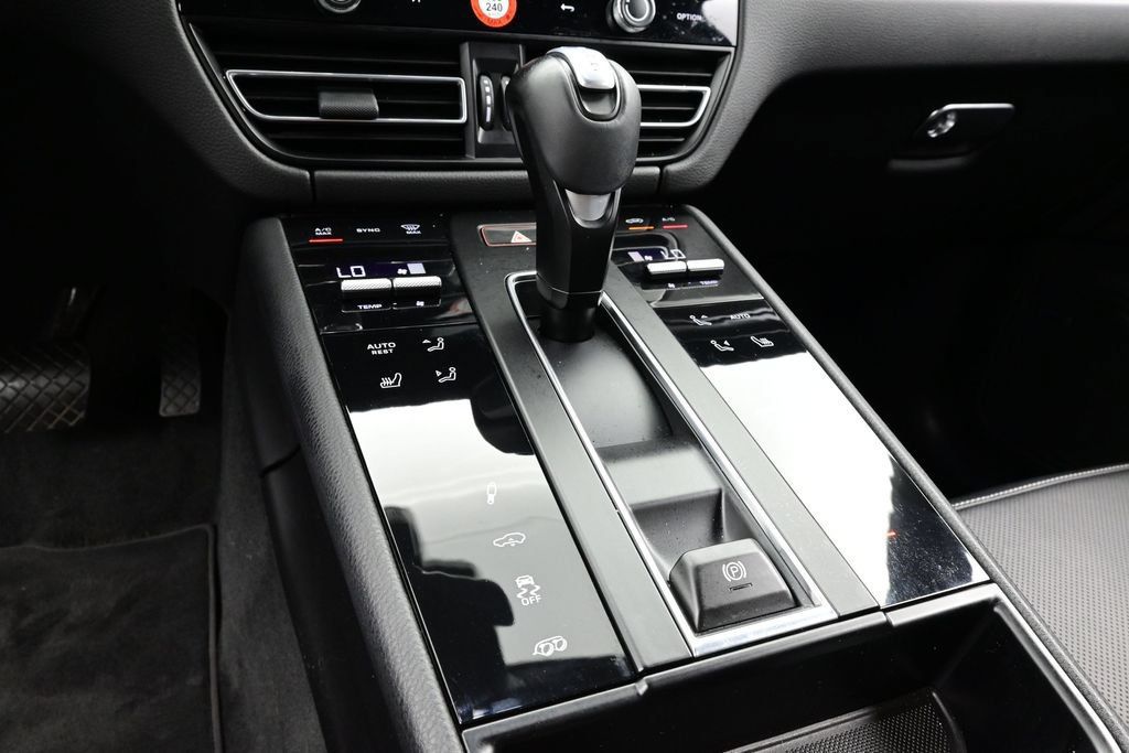 Certified 2025 Porsche Macan GTS AWD/4WD image 11