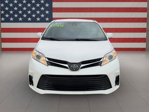 Used 2018 Toyota Sienna LE image 2