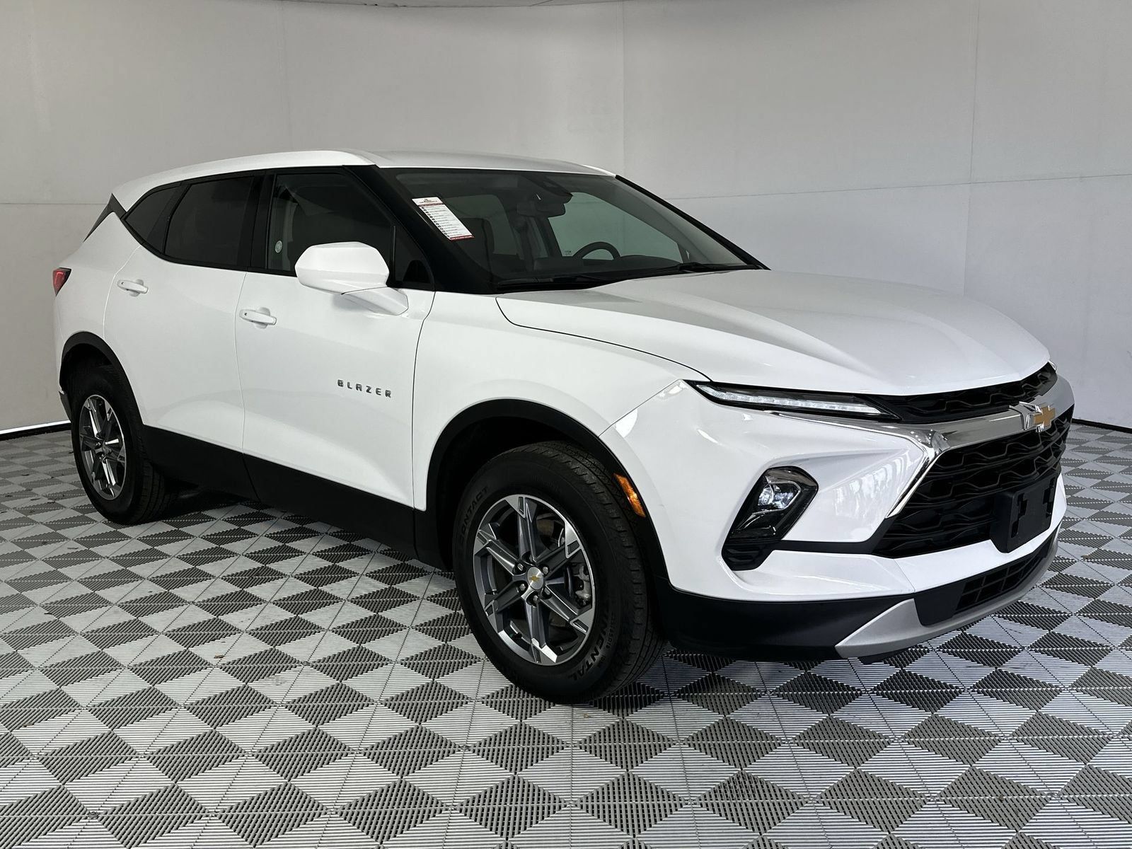 Used 2025 Chevrolet Blazer LT AWD/4WD image 2