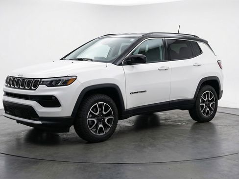 Used 2025 Jeep Compass Trailhawk AWD/4WD image 3