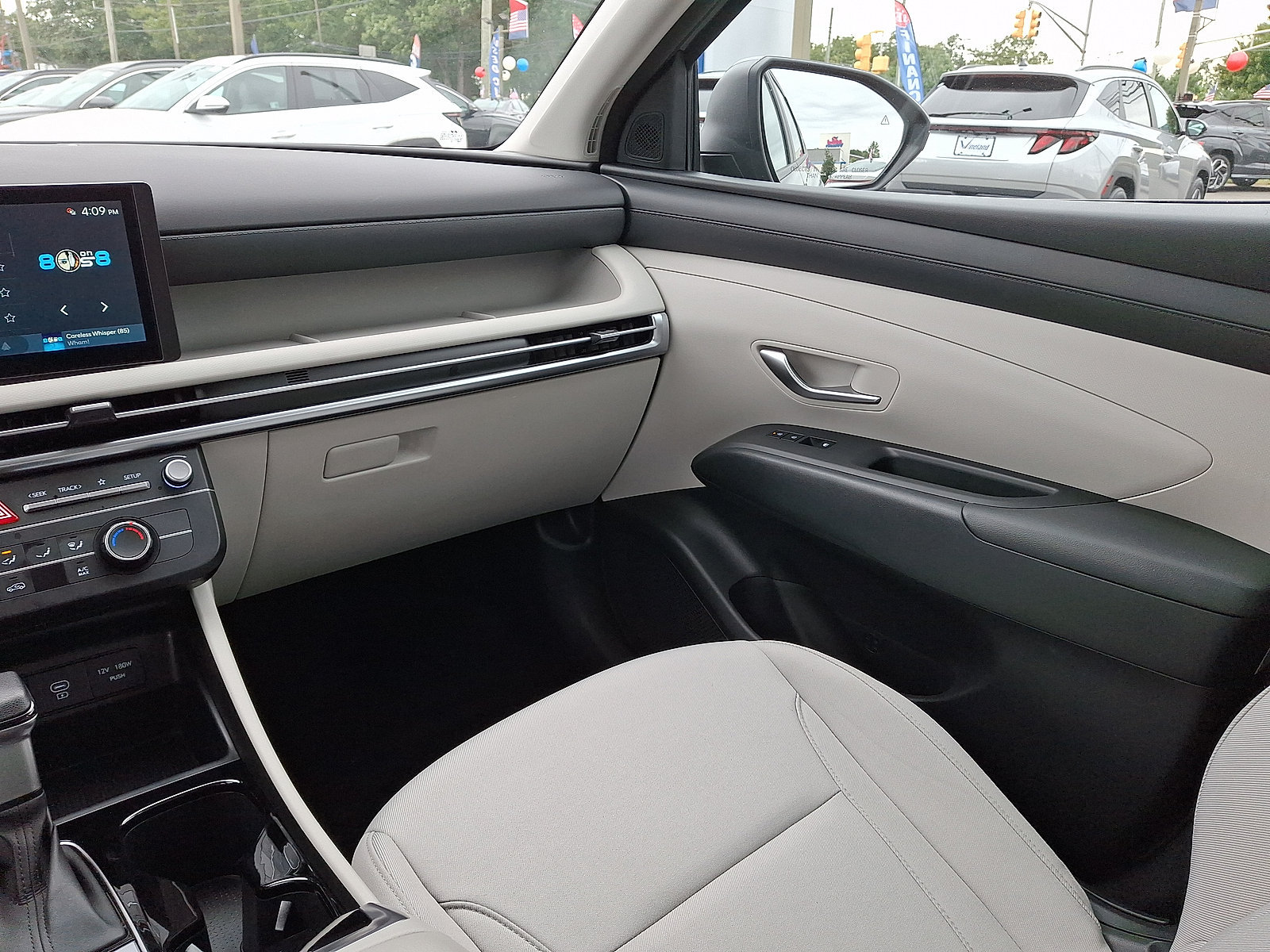 Used 2025 Hyundai Tucson SE AWD/4WD image 2