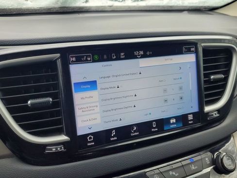 Certified 2024 Chrysler Pacifica Touring-L image 15