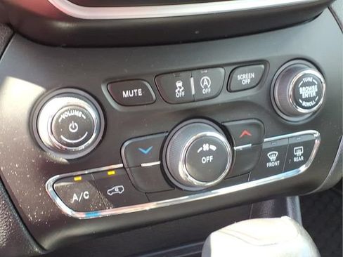 Used 2019 Jeep Cherokee Latitude Plus w/ Cold Weather Group AWD/4WD image 10