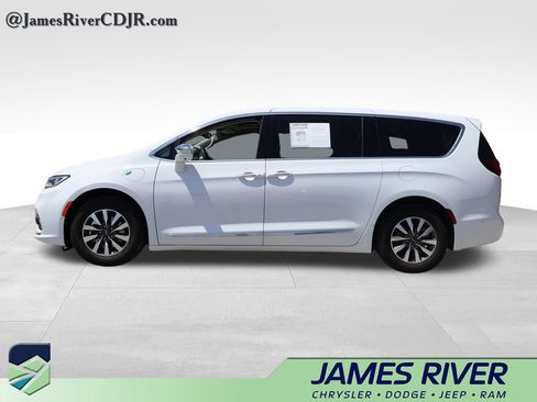 Used 2022 Chrysler Pacifica Limited FWD image 2