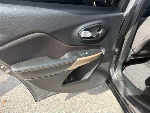 Used 2018 Jeep Cherokee Latitude image 18