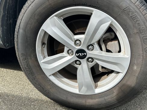 Used 2022 Kia Sorento LX image 6