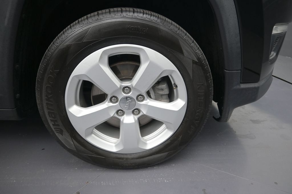 Used 2019 Jeep Compass Latitude FWD image 9