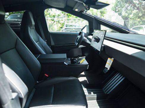 Used 2024 Tesla Cybertruck AWD Crew Cab image 15