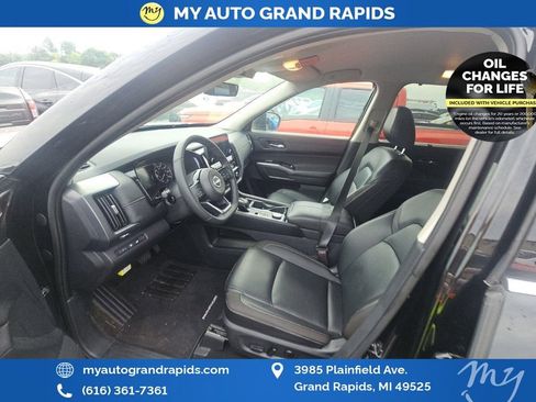 Used 2025 Nissan Pathfinder SL AWD/4WD image 8