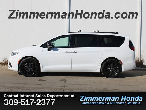 Used 2025 Chrysler Pacifica Limited image 25