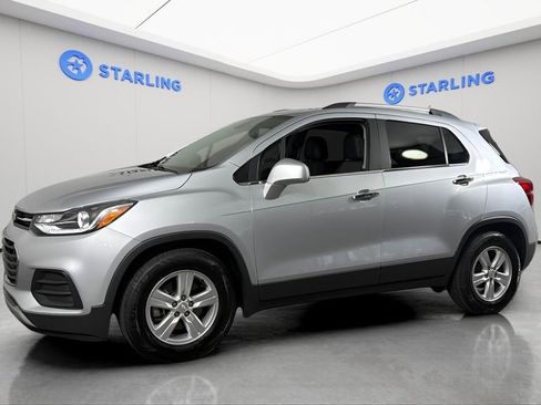Used 2020 Chevrolet Trax LT w/ Driver Confidence Package FWD image 3